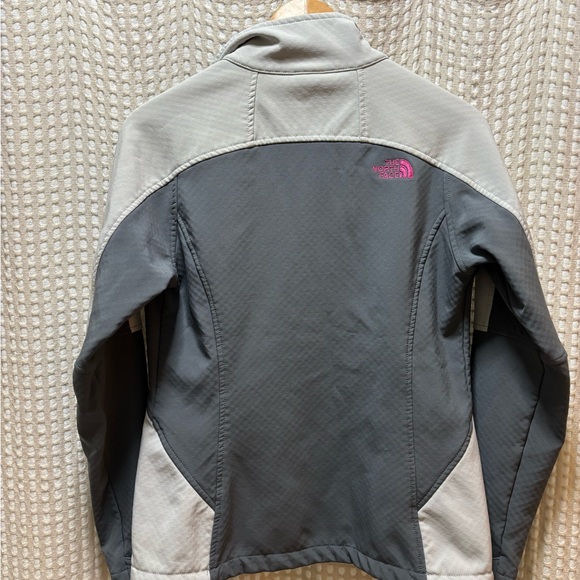NWOT The North Face Women's Gray Jacket with Pink Details - Picture 8 of 8